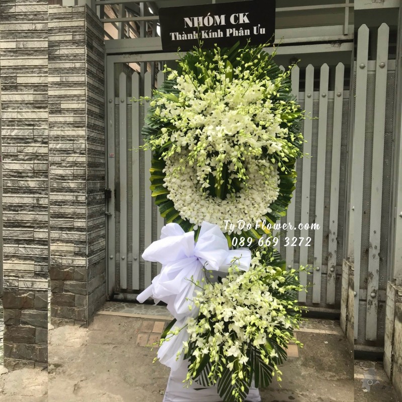 KCB01241284 KỆ HOA TANG LỄ VÒNG HOA CHIA BUỒN Hoa Thành Kính Phân Ưu thiết kế Hoa Lan Trắng