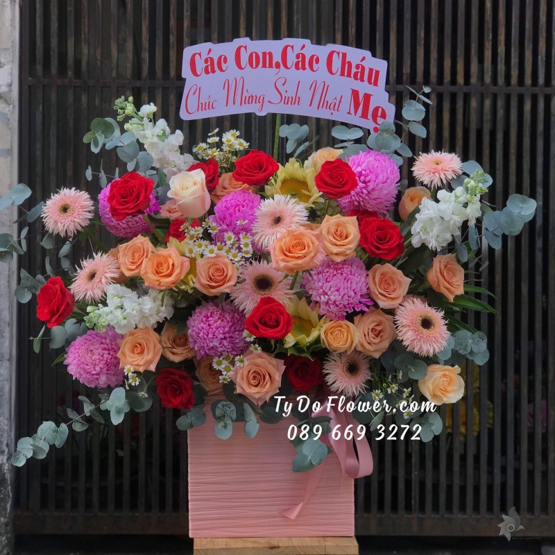 G01241288 GIỎ HOA CHÚC MỪNG SINH NHẬT MẸ thiết kế tone màu hồng đỏ cam, điểm nhấn Cúc Mẫu Đơn Hồng