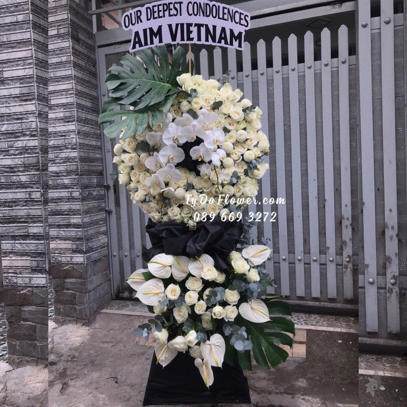 KCB01241289 KỆ HOA TANG LỄ VÒNG HOA CHIA BUỒN Our Deepest Condolences thiết kế Hoa Hồng Trắng, điểm nhấn Lan Hồ Điệp