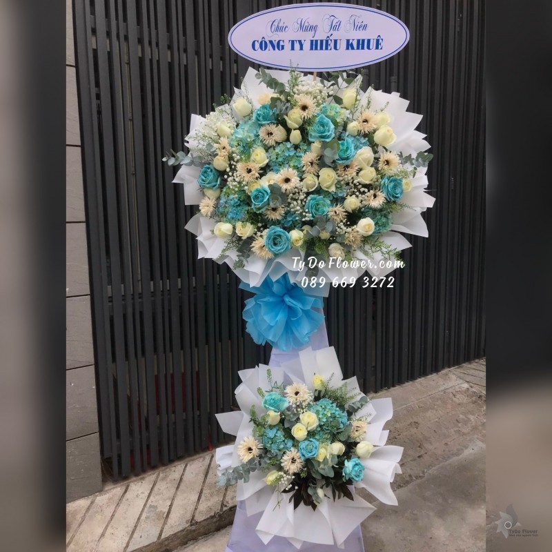 KCM01241297 KỆ HOA CHÚC MỪNG TẤT NIÊN thiết kế tone màu trắng xanh