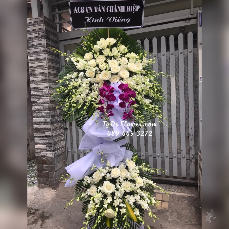 KCB01241299 KỆ HOA TANG LỄ VÒNG HOA CHIA BUỒN Hoa Kính Viếng thiết kế Hoa Lan Trắng, Hoa Hồng Trắng, Hoa Lan Hồ Điệp Tím