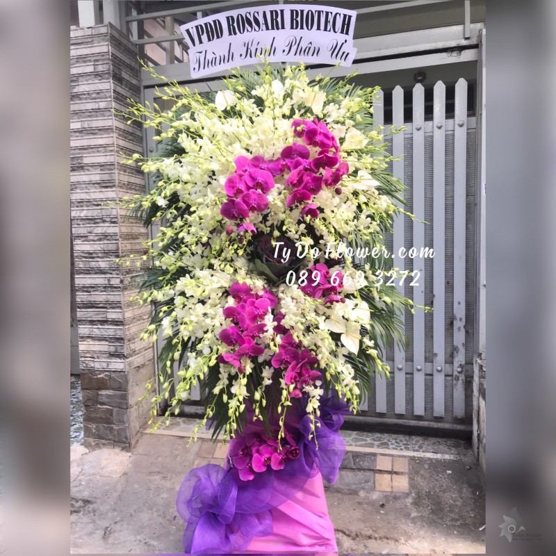 KCB01241300 KỆ HOA TANG LỄ VÒNG HOA CHIA BUỒN Hoa Thành Kính Phân Ưu thiết kế Hoa Lan Trắng, Lan Hồ Điệp Tím
