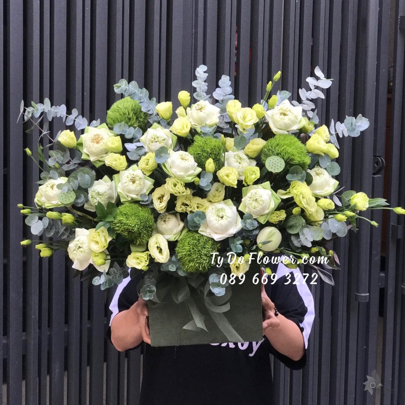 G01241301 GIỎ HOA CHÚC MỪNG thiết kế tone màu trắng xanh bơ, phối hợp Hoa Sen Trắng, Cát Tường Xanh, Green Wicky