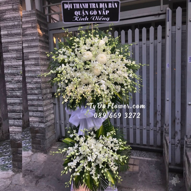 KCB01241306 KỆ HOA TANG LỄ VÒNG HOA CHIA BUỒN Hoa Kính Viếng, thiết kế Hoa Lan Trắng, Cúc Mẫu Đơn Trắng