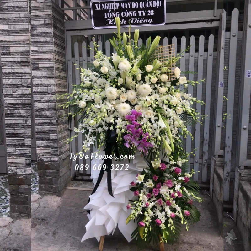 KCB01241307 KỆ HOA TANG LỄ VÒNG HOA CHIA BUỒN Hoa Kính Viếng, thiết kế tone màu Trắng Tím