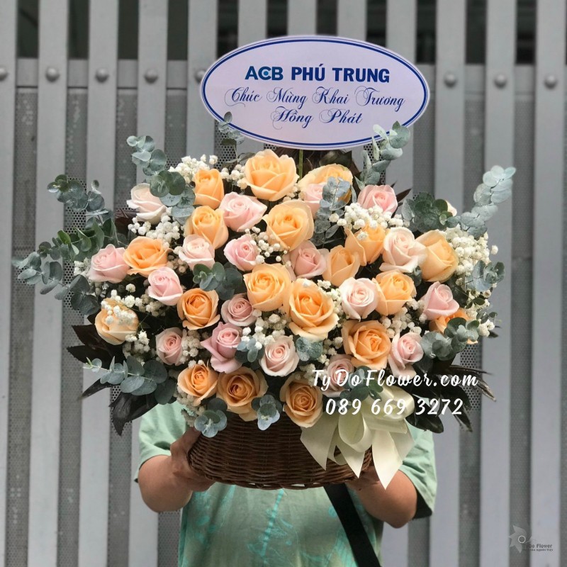 G01241312 GIỎ HOA CHÚC MỪNG KHAI TRƯƠNG HỒNG PHÁT thiết kế tone màu Pastel, giỏ hoa hồng màu hồng kem - cam trứng