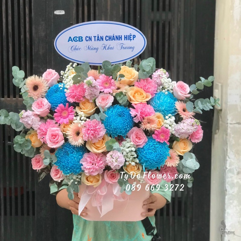 G01241313 GIỎ HOA CHÚC MỪNG KHAI TRƯƠNG thiết kế tone màu hồng cam xanh, điểm nhấn Hoa Cúc Mẫu Đơn Xanh Dương