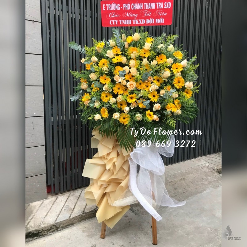 KCM01241314 KỆ HOA CHÚC MỪNG TẤT NIÊN thiết kế tone màu vàng