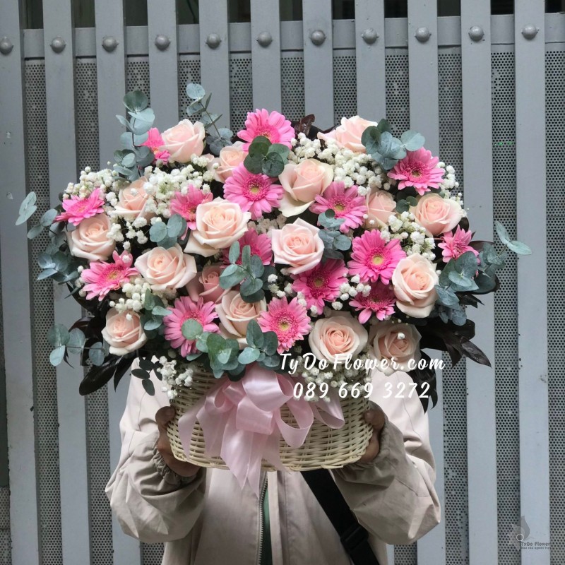 G01241316 GIỎ HOA CHÚC MỪNG thiết kế hoa màu hồng kem, đồng tiền mini hồng