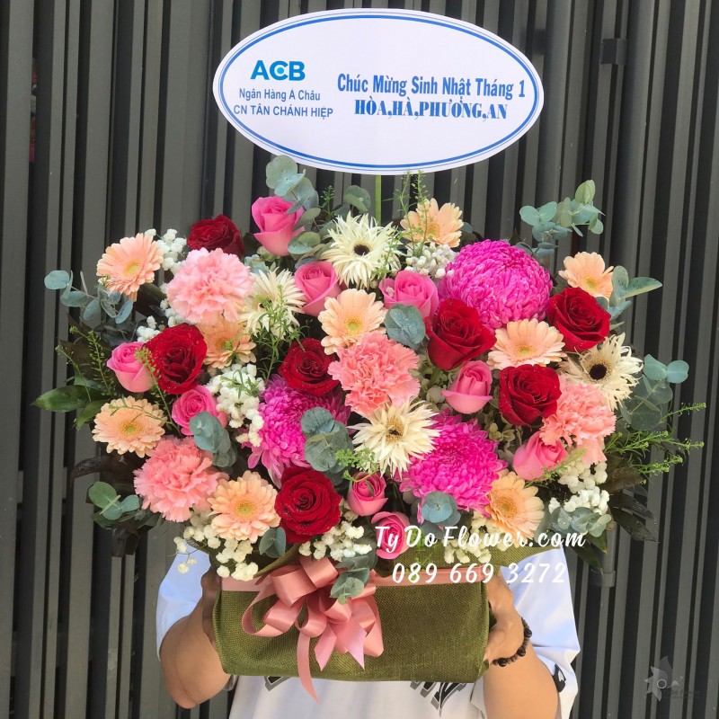 G01241322 GIỎ HOA CHÚC MỪNG SINH NHẬT thiết kế tone màu đỏ hồng, điểm nhấn Hoa Cúc Mẫu Đơn Hồng
