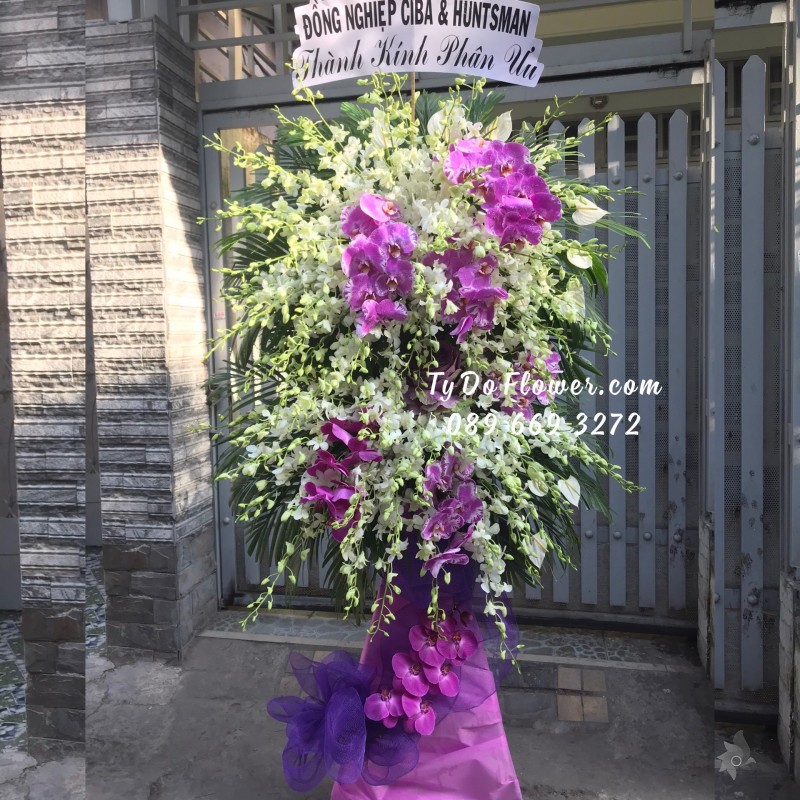 KCB01241326 KỆ HOA TANG LỄ VÒNG HOA CHIA BUỒN Hoa Thành Kính Phân Ưu thiết kế Hoa Lan Trắng, Lan Hồ Điệp Tím