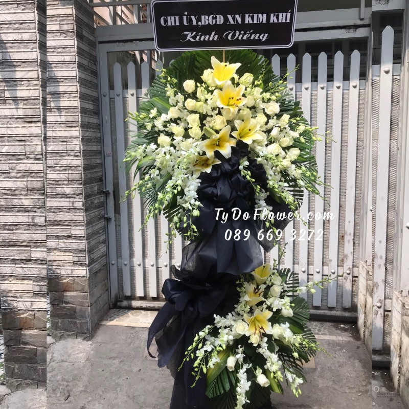 KCB02241332 KỆ HOA TANG LỄ VÒNG HOA CHIA BUỒN Hoa Kính Viếng thiết kế Hoa Hồng Trắng, Lan Trắng, Ly Vàng