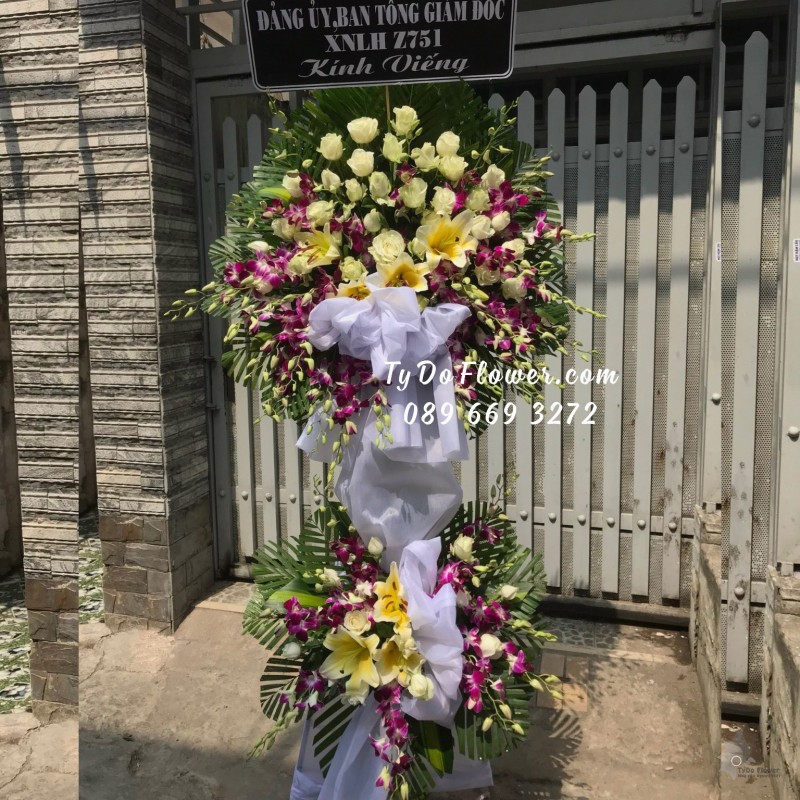 KCB02241333 KỆ HOA TANG LỄ VÒNG HOA CHIA BUỒN Hoa Kính Viếng thiết kế Hoa Hồng Trắng, Lan Tím, Ly Vàng