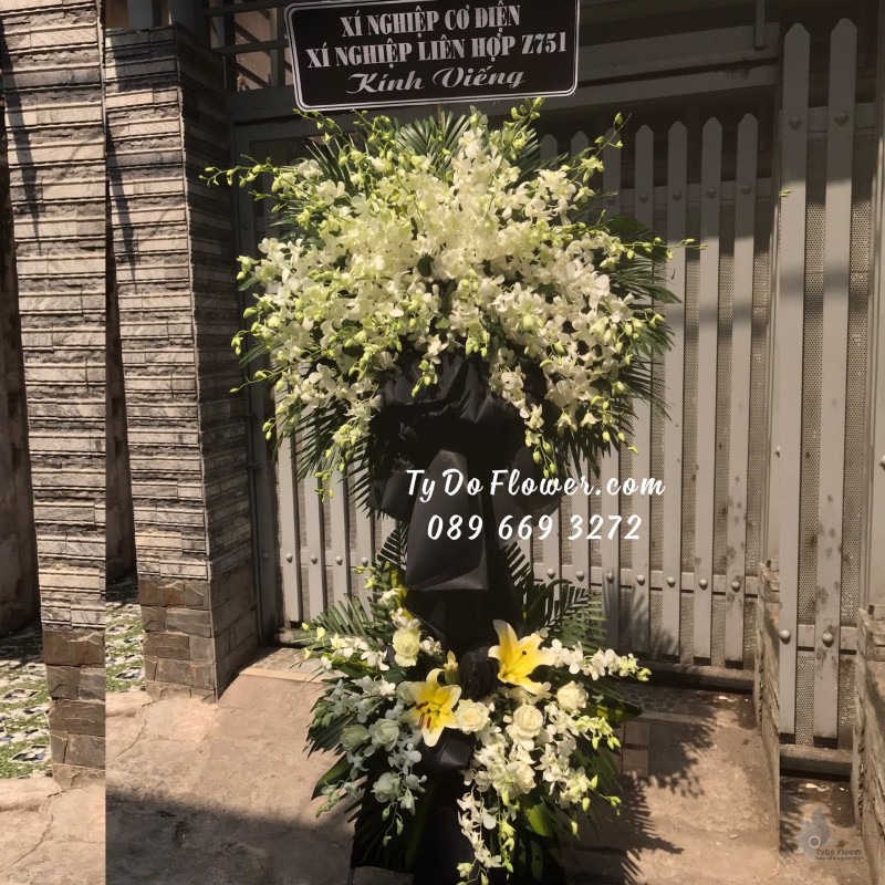 KCB02241334 KỆ HOA TANG LỄ VÒNG HOA CHIA BUỒN Hoa Kính Viếng thiết kế Hoa Lan Trắng, Ly Vàng