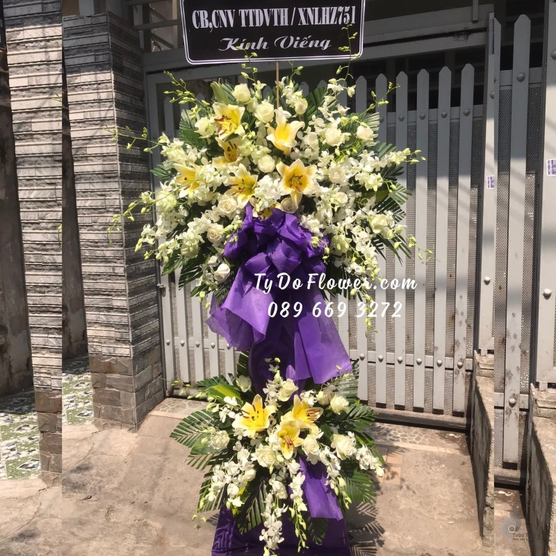 KCB02241335 KỆ HOA TANG LỄ VÒNG HOA CHIA BUỒN Hoa Kính Viếng thiết kế Hoa Hồng Trắng, Lan Trắng, Ly Vàng