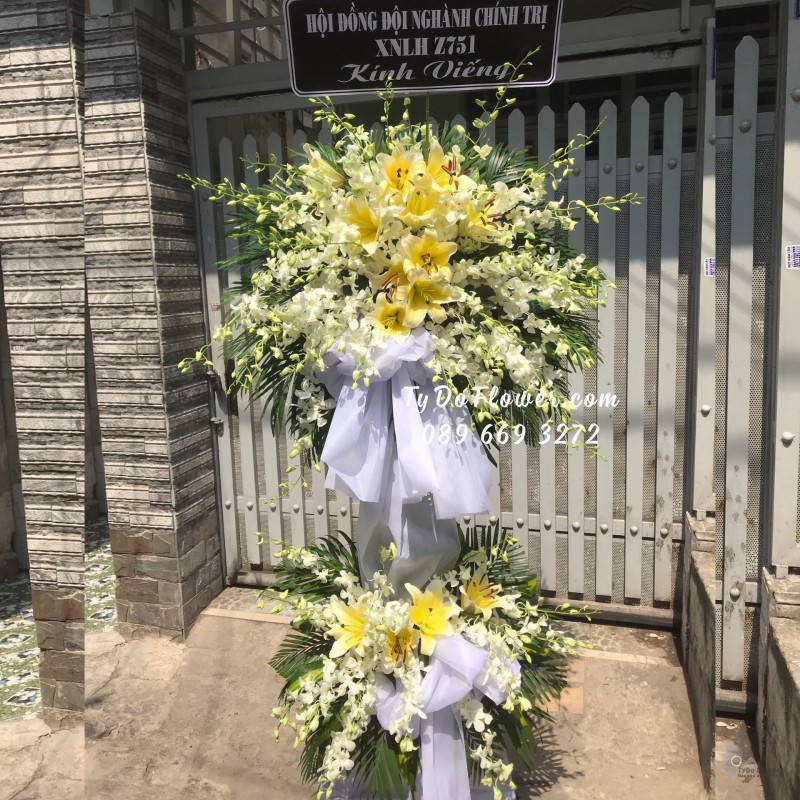 KCB02241336 KỆ HOA TANG LỄ VÒNG HOA CHIA BUỒN Hoa Kính Viếng thiết kế Hoa Lan Trắng, Ly Vàng