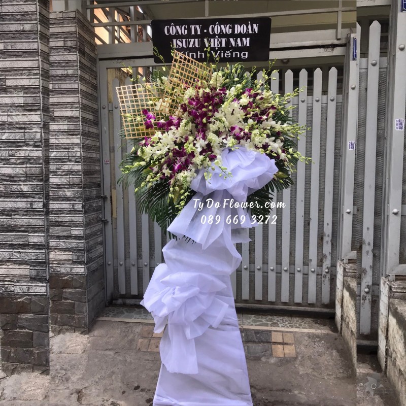 KCB02241337 KỆ HOA TANG LỄ VÒNG HOA CHIA BUỒN Hoa Kính Viếng thiết kế Hoa Lan Trắng - Tím, Phi Yến Trắng