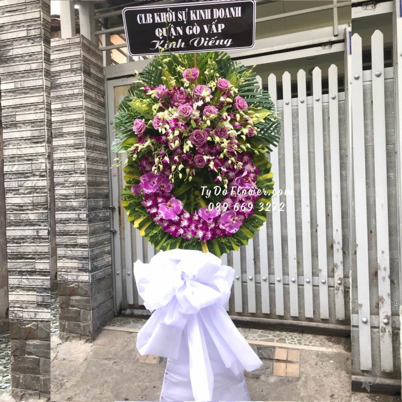 KCB02241338 KỆ HOA TANG LỄ VÒNG HOA CHIA BUỒN Hoa Kính Viếng thiết kế tone màu tím