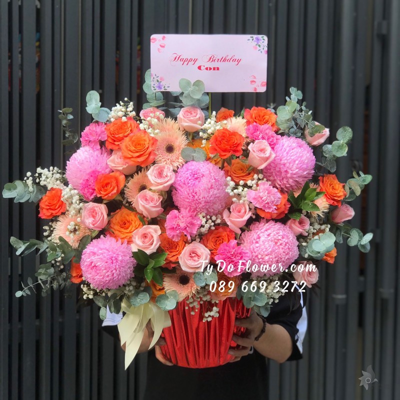 G02241340 GIỎ HOA CHÚC MỪNG SINH NHẬT CON thiết kế tone màu hồng cam, điểm nhấn Hoa Cúc Mẫu Đơn Hồng