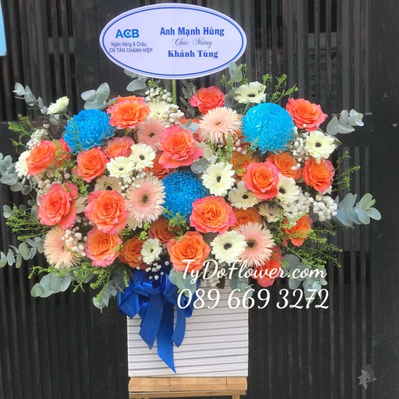 G02241342 GIỎ HOA CHÚC MỪNG thiết kế tone màu xanh cam, điểm nhấn Hoa Cúc Mẫu Đơn Xanh