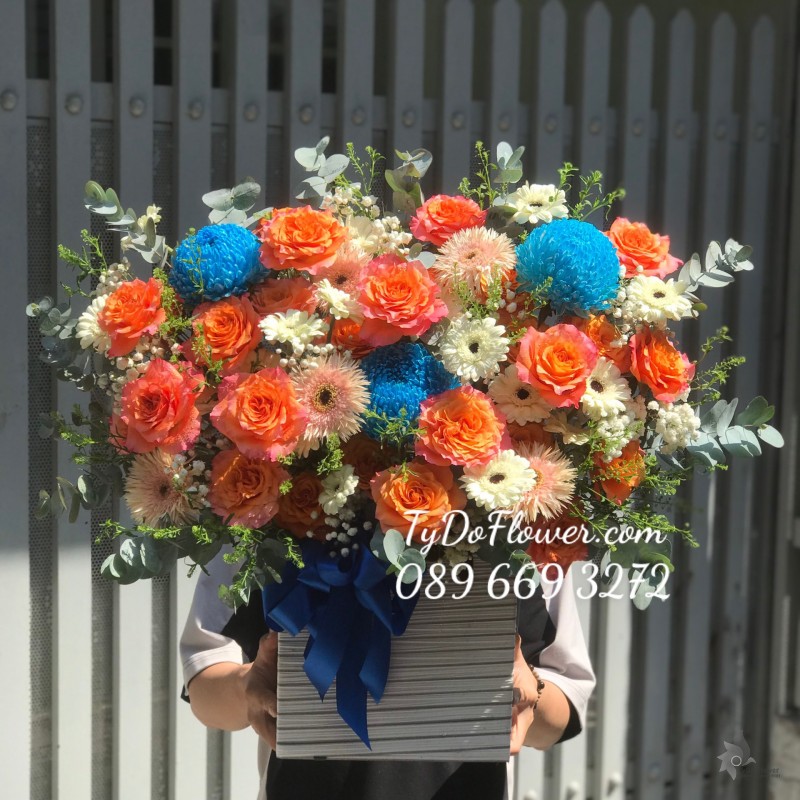 G02241343 GIỎ HOA CHÚC MỪNG thiết kế tone màu xanh cam, điểm nhấn Hoa Cúc Mẫu Đơn Xanh