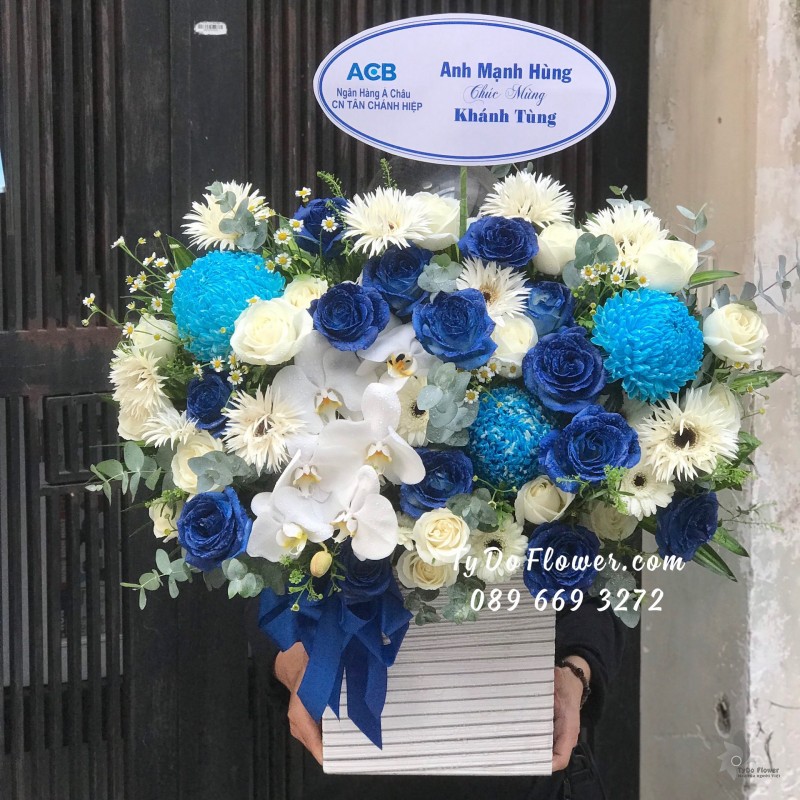 G02241349 GIỎ HOA CHÚC MỪNG thiết kế tone màu trắng xanh, điểm nhấn Hoa Cúc Mẫu Đơn Xanh