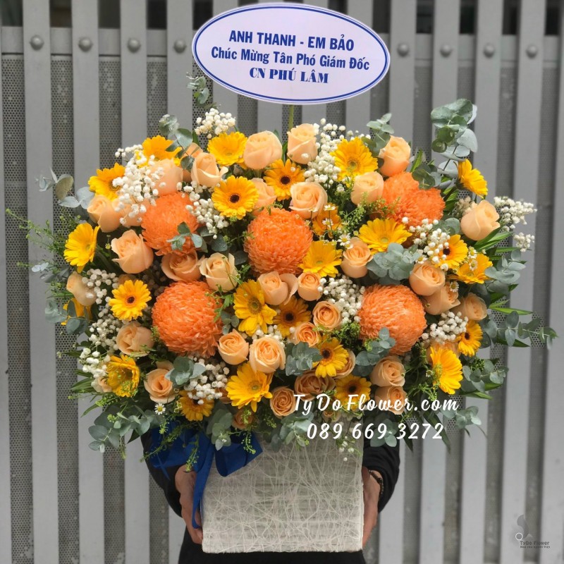 G02241352 GIỎ HOA CHÚC MỪNG TÂN PHÓ GIÁM ĐỐC thiết kế tone màu cam, điểm nhấn Hoa Cúc Mẫu Đơn Cam
