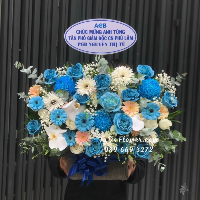 G02241353 GIỎ HOA CHÚC MỪNG TÂN PHÓ GIÁM ĐỐC thiết kế tone màu xanh, điểm nhấn Hoa Cúc Mẫu Đơn Xanh