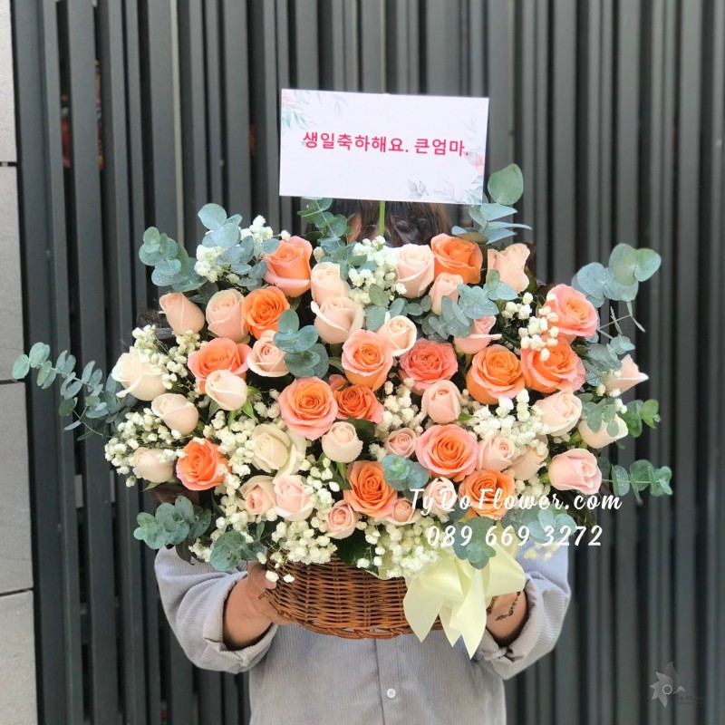 G02241362 GIỎ HOA CHÚC MỪNG thiết kế tone màu cam, chủ đạo Hoa Hồng Cam Carrot