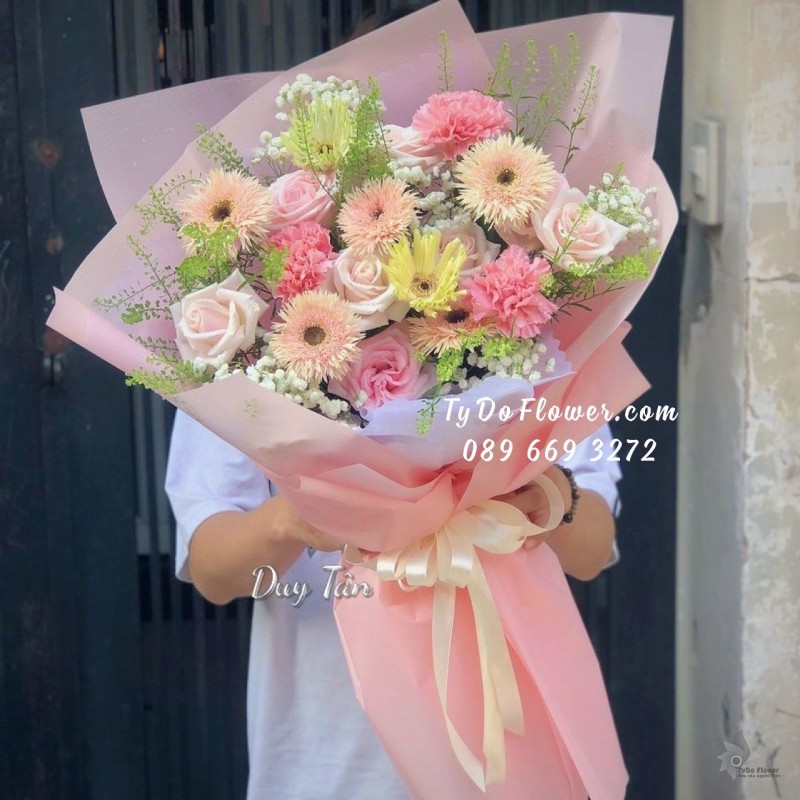 B02241363 BÓ HOA CHÚC MỪNG thiết kế tone màu hồng Pastel, chủ đạo Hoa Hồng Kem, Cẩm Chướng Hồng