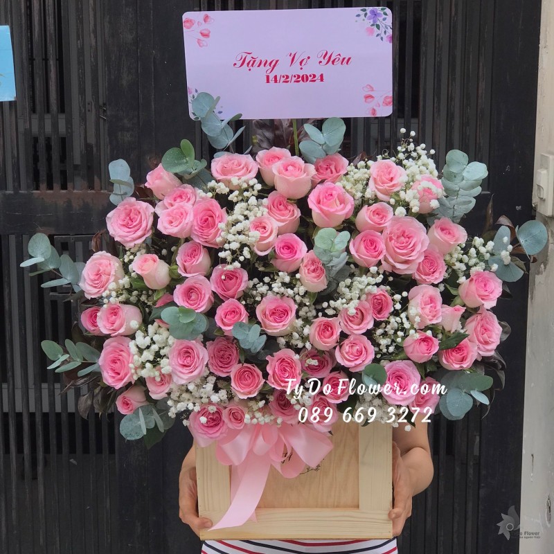 G02241369 GIỎ HOA TẶNG VỢ YÊU thiết kế Hoa Hồng Lạc Thần