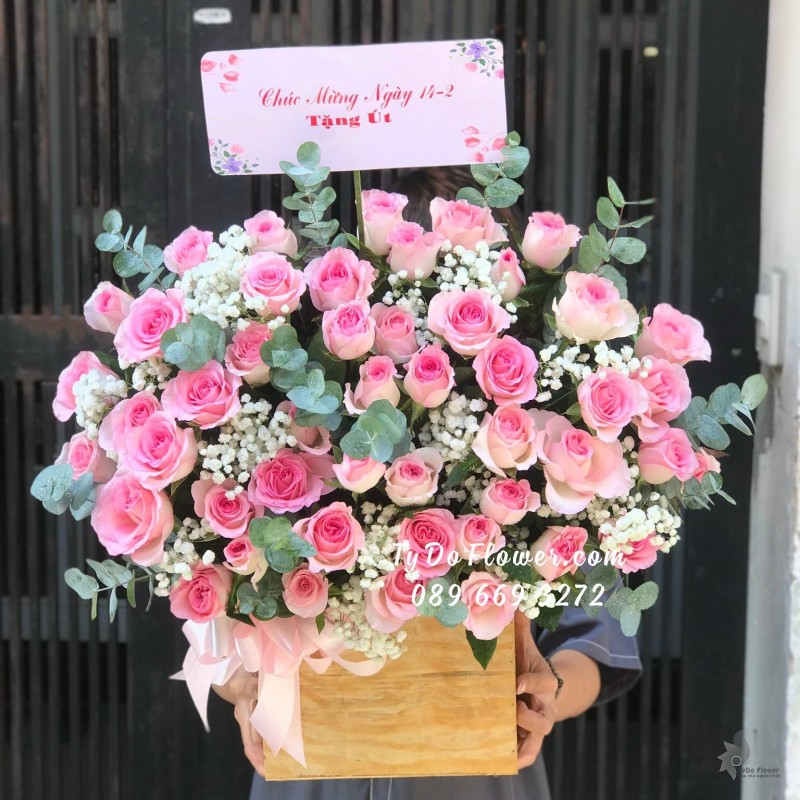 G02241372 GIỎ HOA CHÚC MỪNG NGÀY 14-2 thiết kế Hoa Hồng Lạc Thần