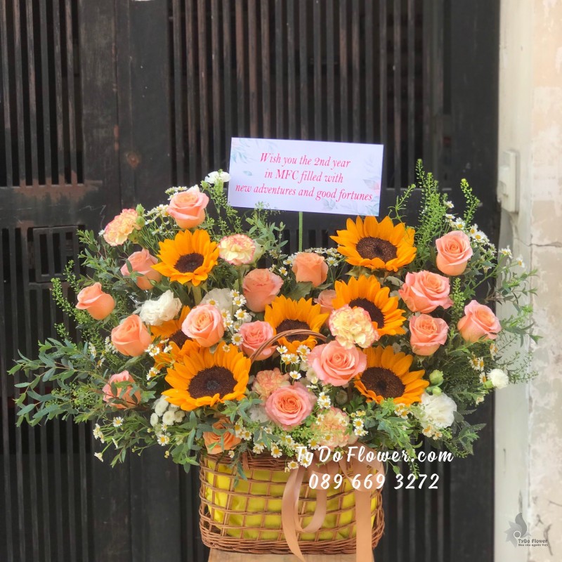 G02241376 GIỎ HOA CHÚC MỪNG NHẬN CHỨC thiết kế chủ đạo Hoa Hồng Cam Shimmer Roses, Hướng Dương