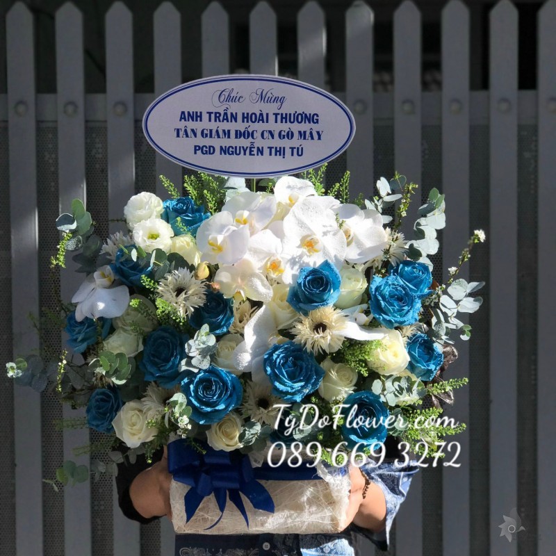 G02241382 GIỎ HOA CHÚC MỪNG TÂN GIÁM ĐỐC thiết kế tone màu trắng xanh dương, điểm nhấn Hoa Lan Hồ Điệp Trắng