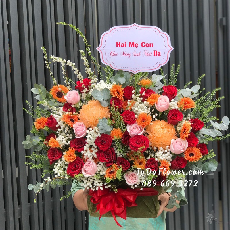 G03241387 GIỎ HOA CHÚC MỪNG SINH NHẬT BA thiết kế tone đỏ cam, chủ đạo Hoa Hồng Đỏ, điểm nhấn Cúc Mẫu Đơn Cam