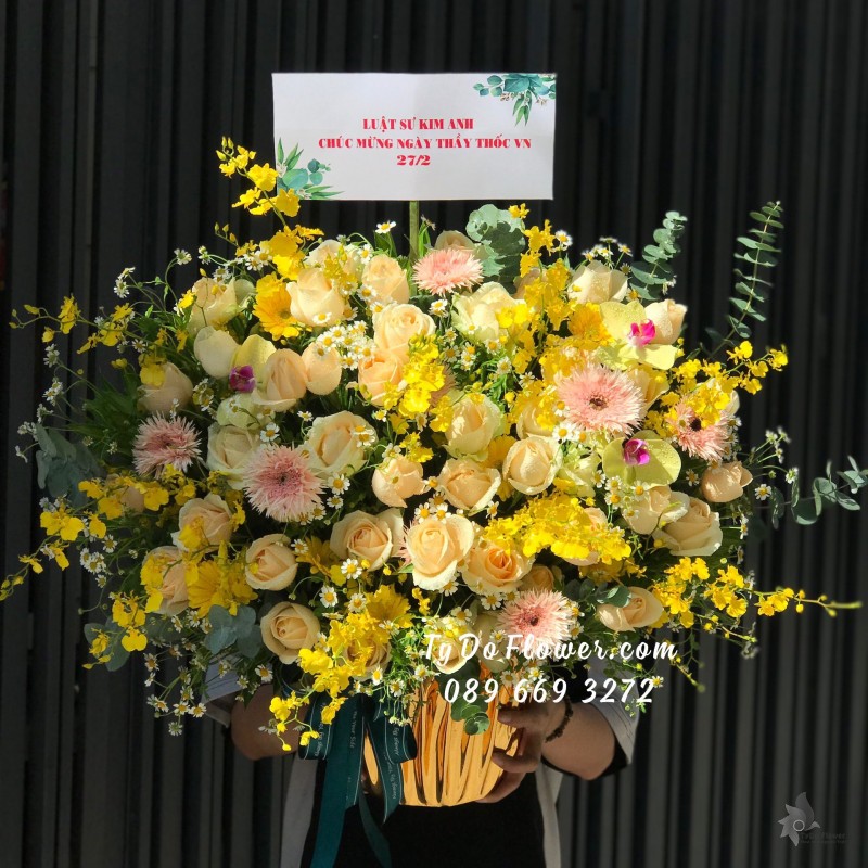 G03241389 GIỎ HOA CHÚC MỪNG NGÀY THẦY THUỐC VN thiết kế tone màu vàng, chủ đạo Hoa Hồng Cam Trứng, Lan Vũ Nữ