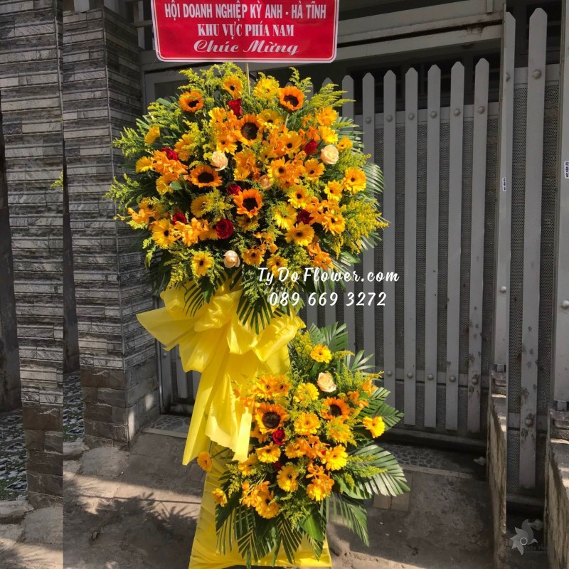 KCM03241396 KỆ HOA CHÚC MỪNG thiết kế tone màu vàng