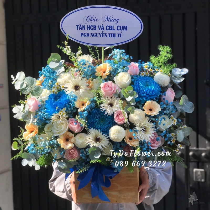 G03241398 GIỎ HOA CHÚC MỪNG NHẬN CHỨC thiết kế tone trắng xanh, điểm nhấn Cúc Mẫu Đơn Xanh Dương