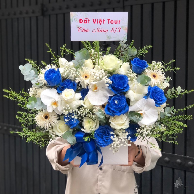 G03241405 GIỎ HOA CHÚC MỪNG thiết kế tone màu trắng xanh