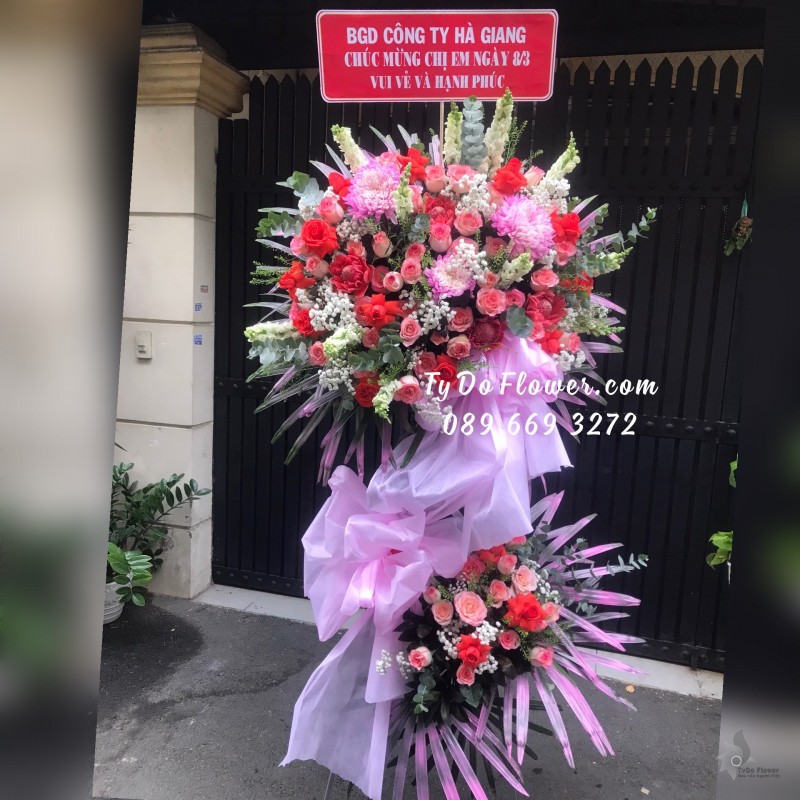 KCM03241411 KỆ HOA CHÚC MỪNG 8/3 thiết kế tone màu đỏ hồng
