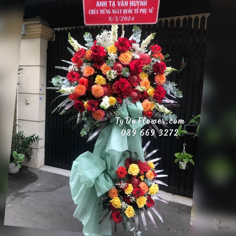 KCM03241412 KỆ HOA CHÚC MỪNG 8/3 thiết kế tone màu đỏ vàng cam