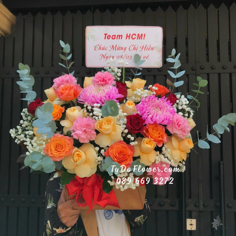 G03241422 GIỎ HOA CHÚC MỪNG 8/3 thiết kế tone màu sáng rực rỡ