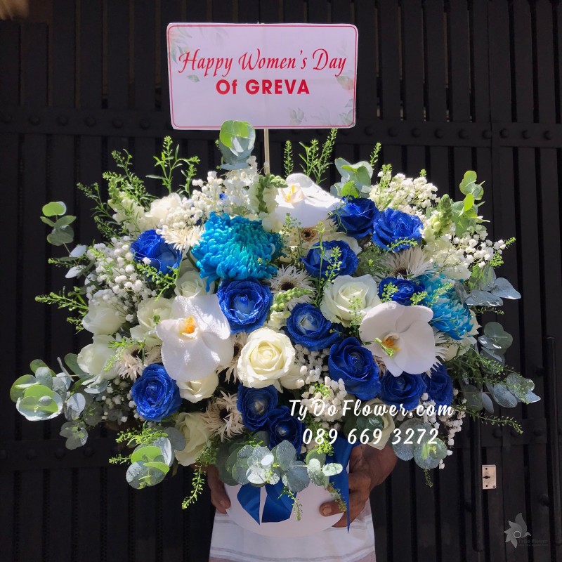G03241425 GIỎ HOA CHÚC MỪNG Happy Womens Day thiết kế tone màu trắng xanh