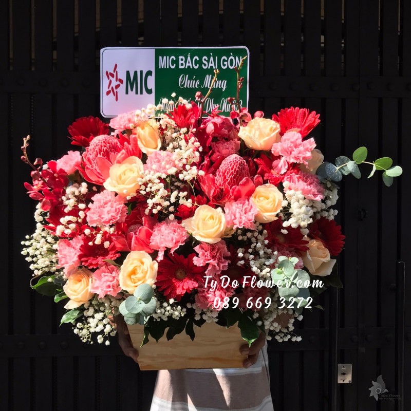 G03241427 GIỎ HOA CHÚC MỪNG 8/3 thiết kế tone màu rực rỡ