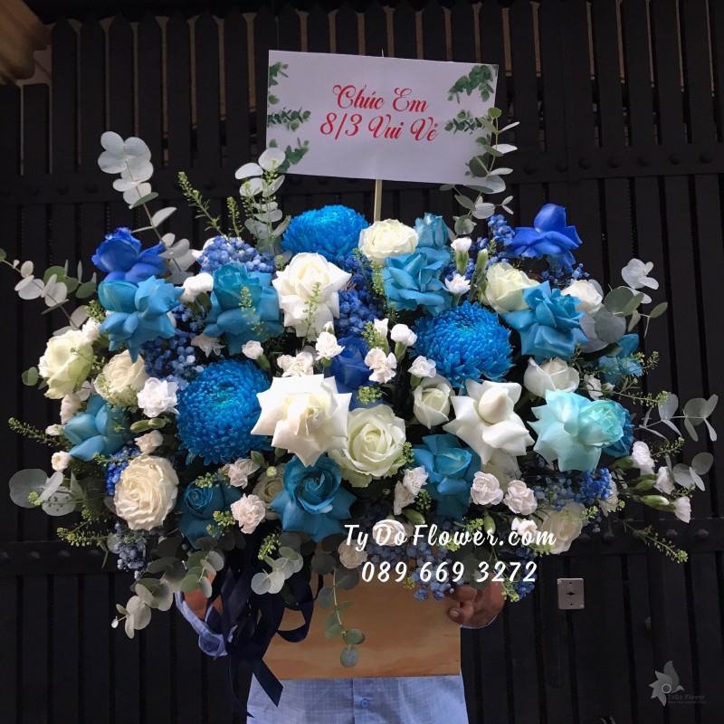 G03241429 GIỎ HOA CHÚC MỪNG 8/3 thiết kế tone màu trắng xanh