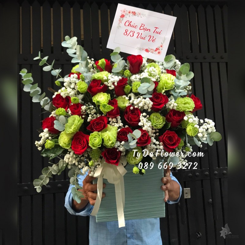 G03241432 GIỎ HOA CHÚC MỪNG 8/3 thiết kế tone màu đỏ xanh, chủ đạo Hoa Hồng Ecuador Red Roses, Hoa Cát Tường Xanh Bơ