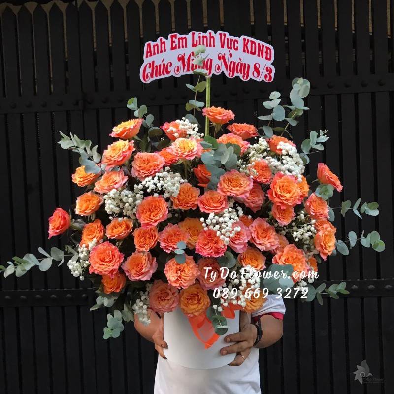 G03241433 GIỎ HOA CHÚC MỪNG 8/3 thiết kế tone màu đỏ cam, chủ đạo Hoa Hồng Cam Pirit Roses