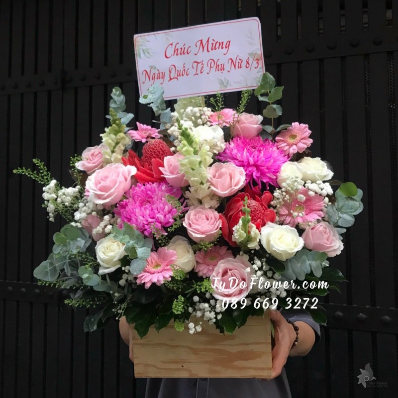 G03241434 GIỎ HOA CHÚC MỪNG 8/3 thiết kế tone màu đỏ hồng, điểm nhấn Cúc Mẫu Đơn hồng