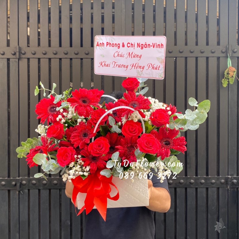 G03241438 GIỎ HOA CHÚC MỪNG KHAI TRƯƠNG HỒNG PHÁT thiết kế tone màu đỏ, chủ đạo hoa hồng đỏ và đồng tiền đỏ