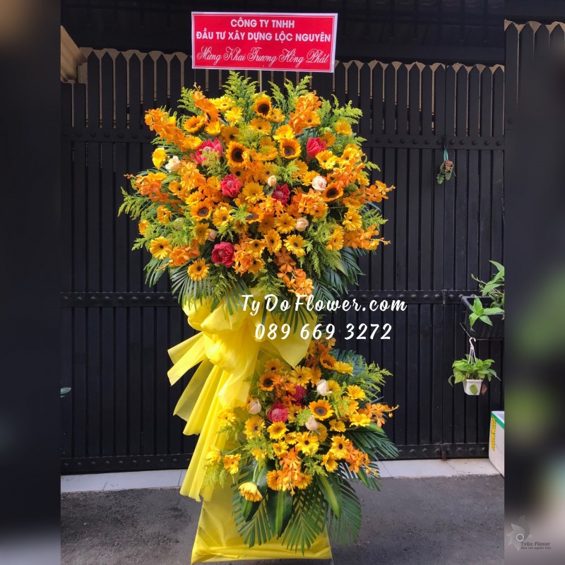 KCM03241441 KỆ HOA CHÚC MỪNG thiết kế tone màu vàng